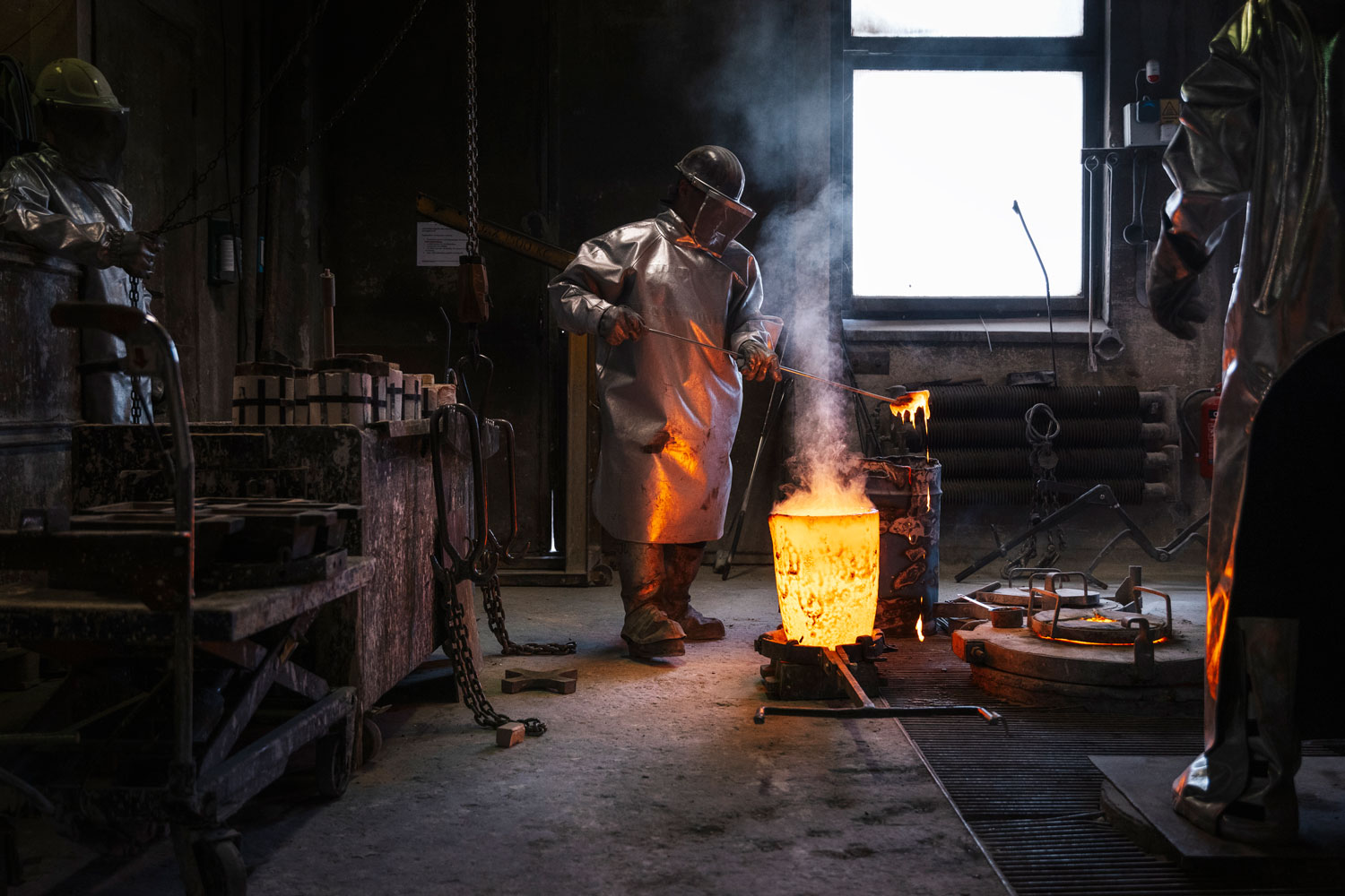 Bronsen är 1400 grader varm när den hälls ur skänken. I dag gjuts i vaxformer. Foto: Judit Nilsson
