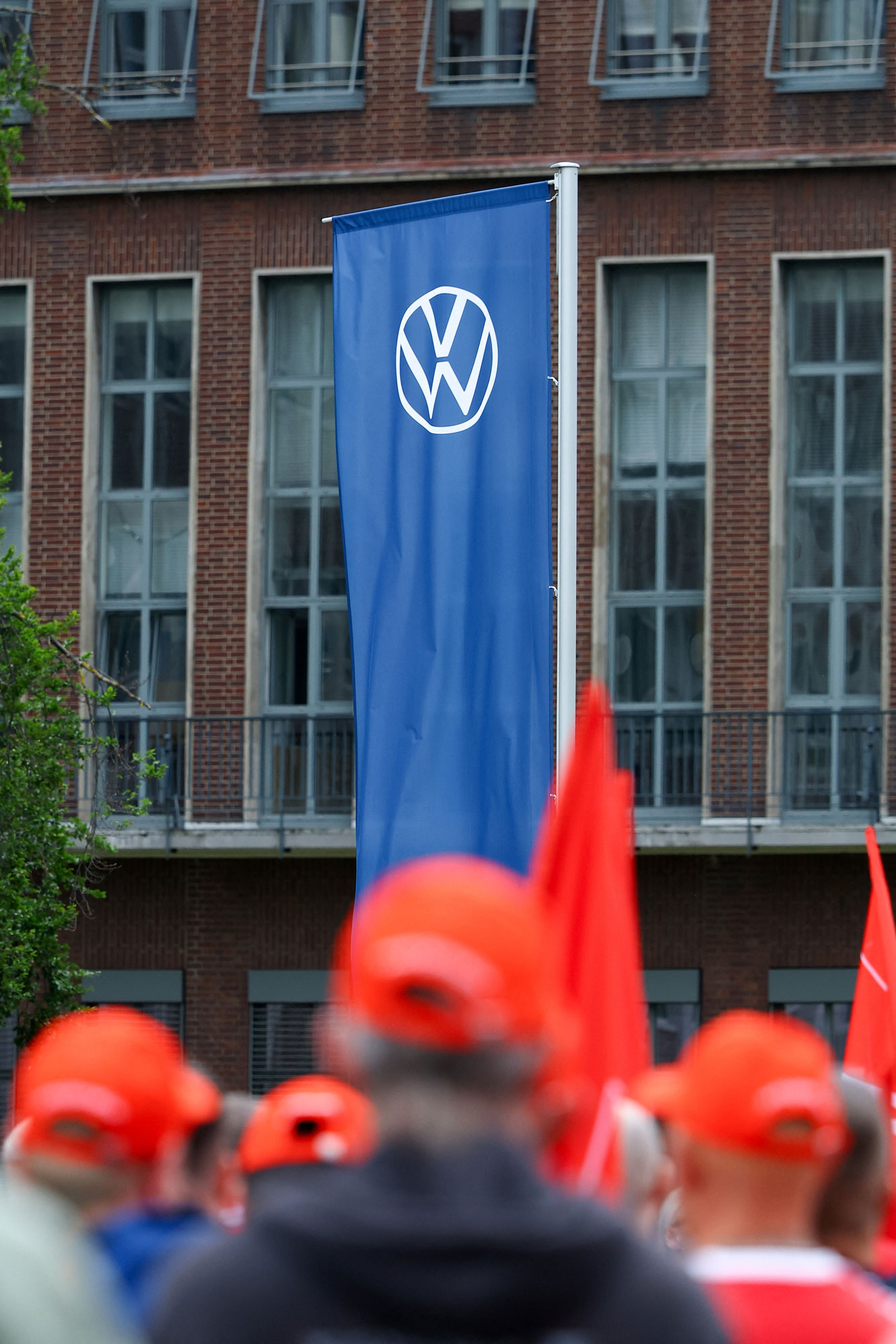 Demonstrationer av arbetare utanför Volkswagen i Wolfsburg, Tyskland. Foto: Lisi Niesner / AP