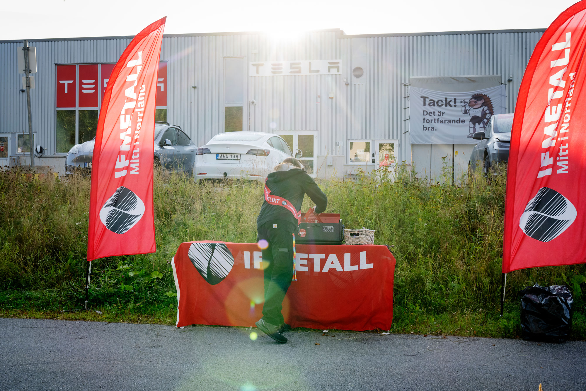 Gryning i Umeå. Martin Berglund håller ställningarna utanför Teslas verkstad. Foto: Erik Abel
