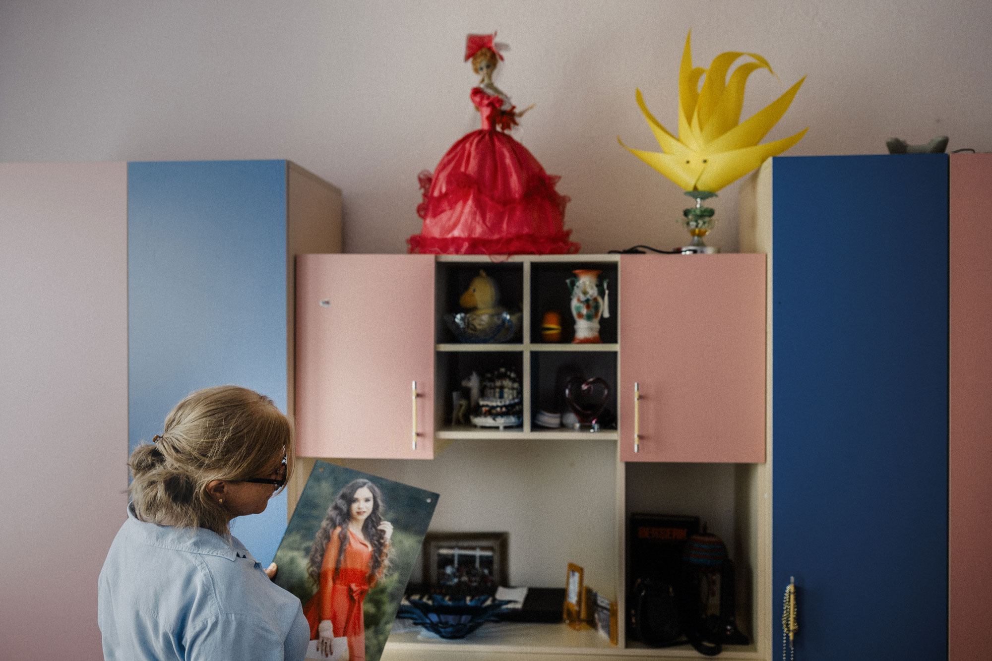 "Min Vanesa, min fina Vanesa", säger mamma Shpresa. I ett rum i Shpresas mammas hus har familjen ställt fram Vanesas saker: smycken, väskor och prydnadssaker. Foto: David Lundmark