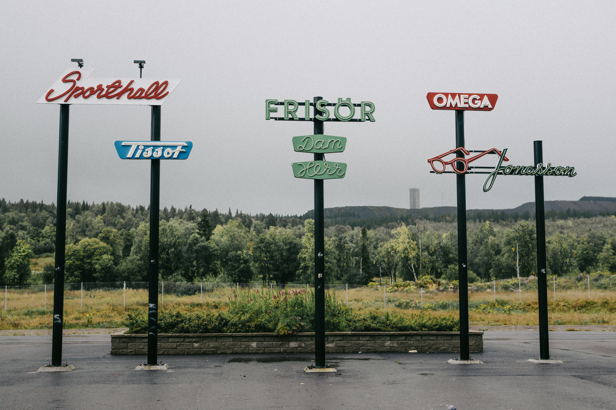 I Malmbergets centrum har stadens gamla skyltar bevarats, en minnesplats över det som en gång var. Foto: David Lundmark