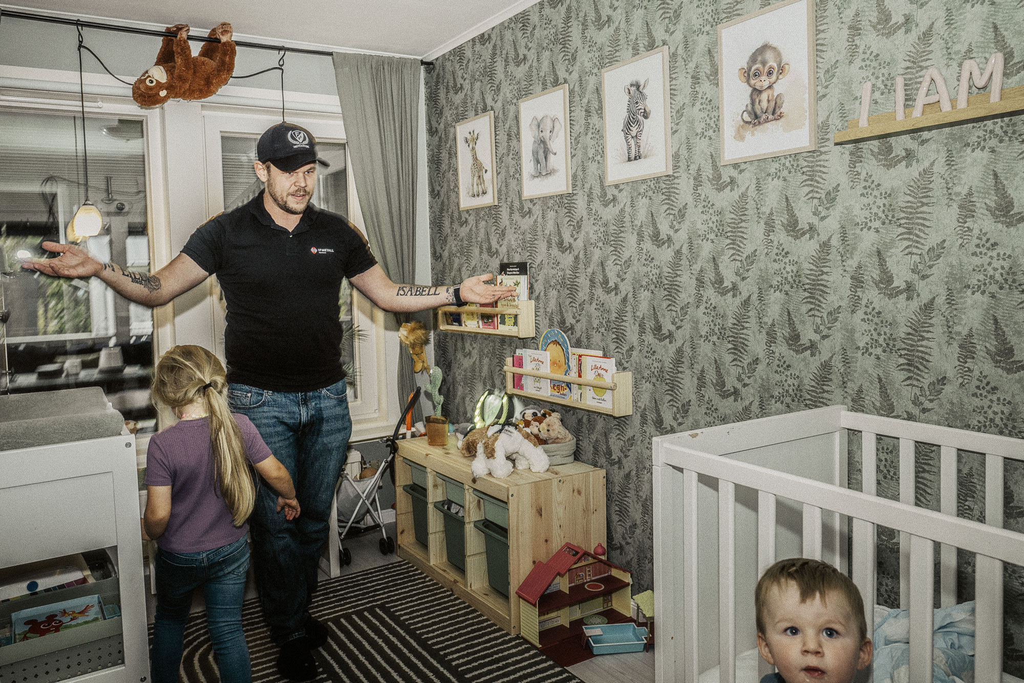 Mathias Anderssons äldsta dotter ska snart iväg på sin första handbollsträning. Föreningslivet är det han brinner allra mest för. – Jag sa tidigt till min fru, redan innan vi fick barn – mina barn ska hålla på med lagidrott tills de är 13 år. Vinst, förlust, med- och motgångar. Allt det där lär man sig. Foto: David Lundmark