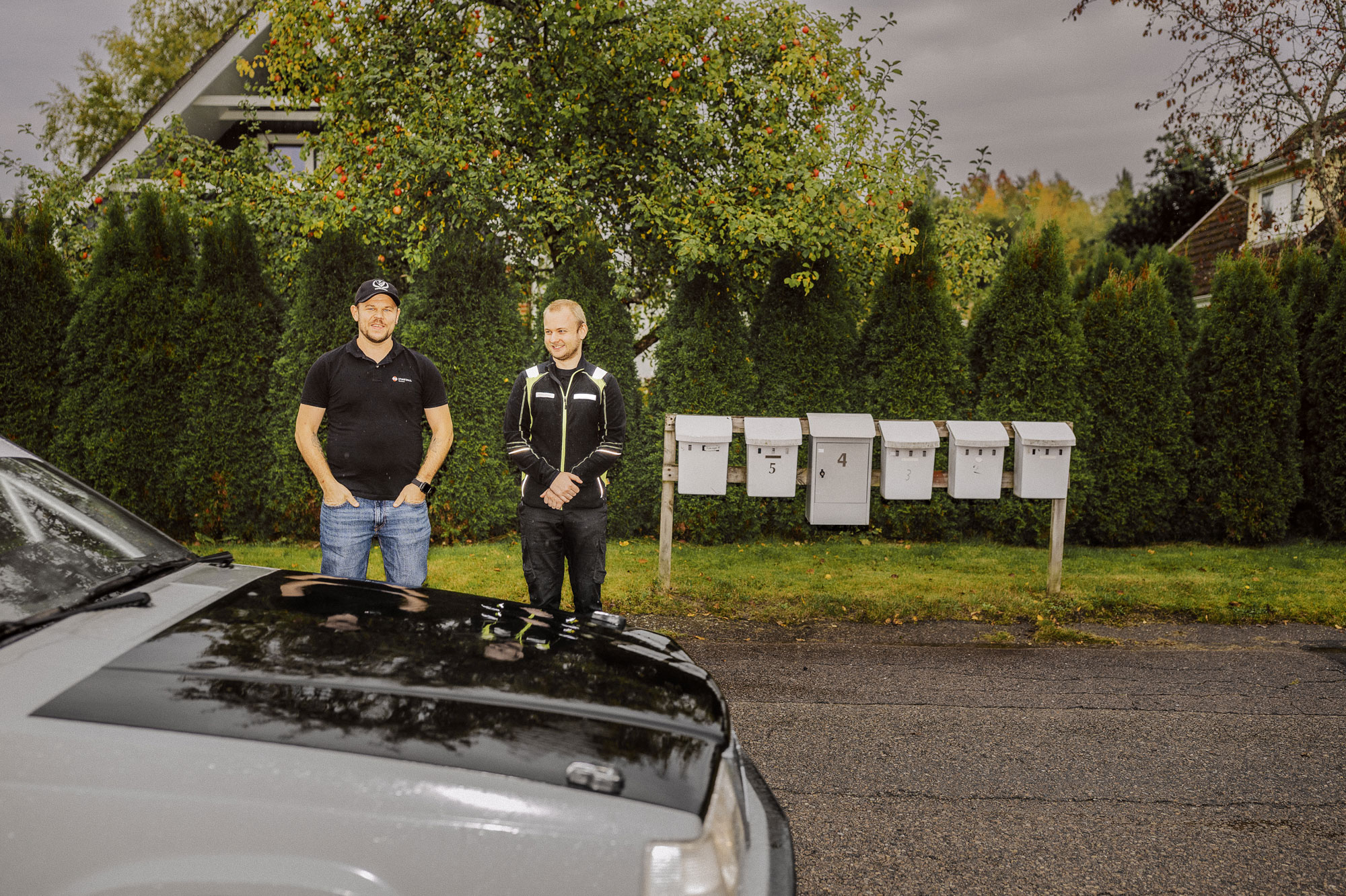 Grannens tävlingsrallybil mullrar förbi under intervjun. Bränslefrågan är något både Mathias Andersson och Anders Nilsson tror har påverkat utgången i valet. Foto: David Lundmark