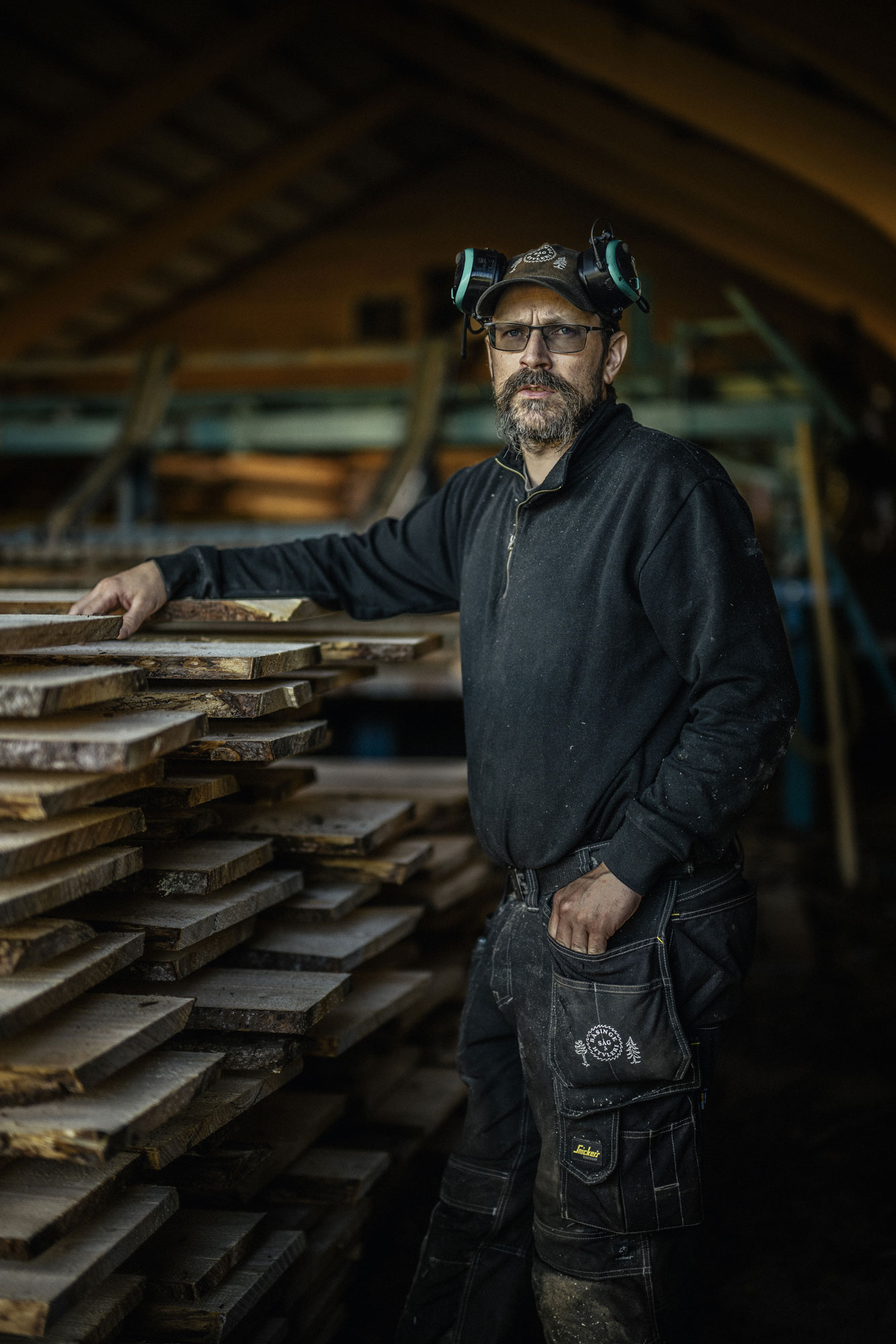 Tomas Gunnarsson jobbar större delen av tiden ute i sågverket vinter som sommar.
– Vissa dagar är det riktigt kallt då gäller det att klä sig och äta mycket så att man orkar jobba. Foto: David Lundmark