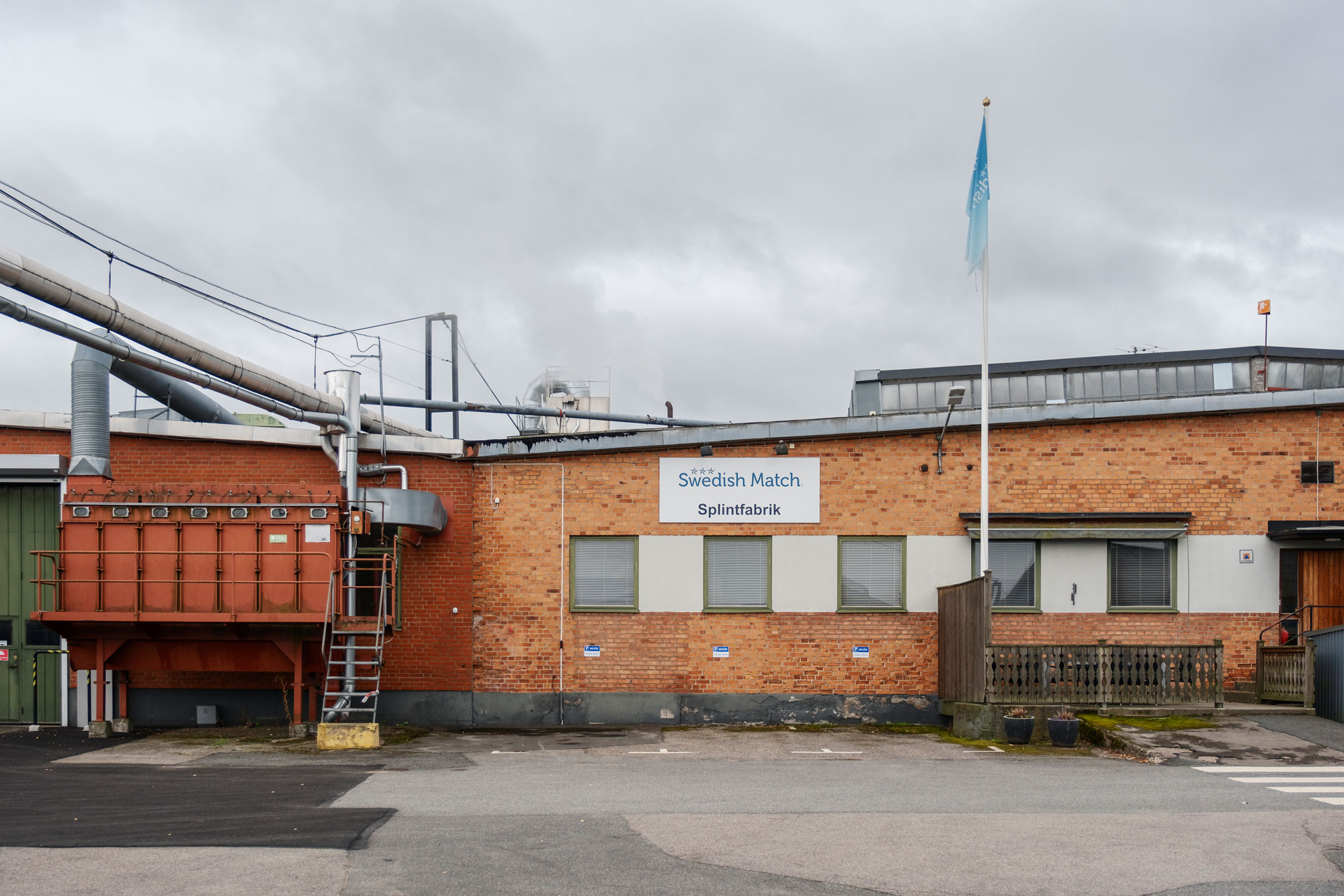 Så fort den nya logotypen till Svenska Tändsticks AB är färdig kommer de gamla skyltarna att bytas ut. Foto: Rasmus Löfvall