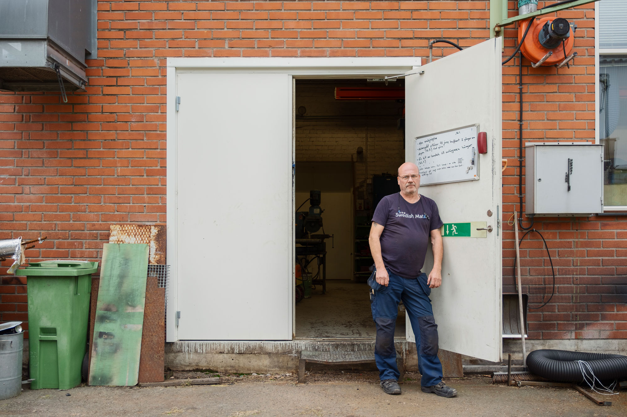 Lars Wallin har varit anställd på fabriken i 46 år och är teamleader för underhållet av maskinerna. Foto: Rasmus Löfvall