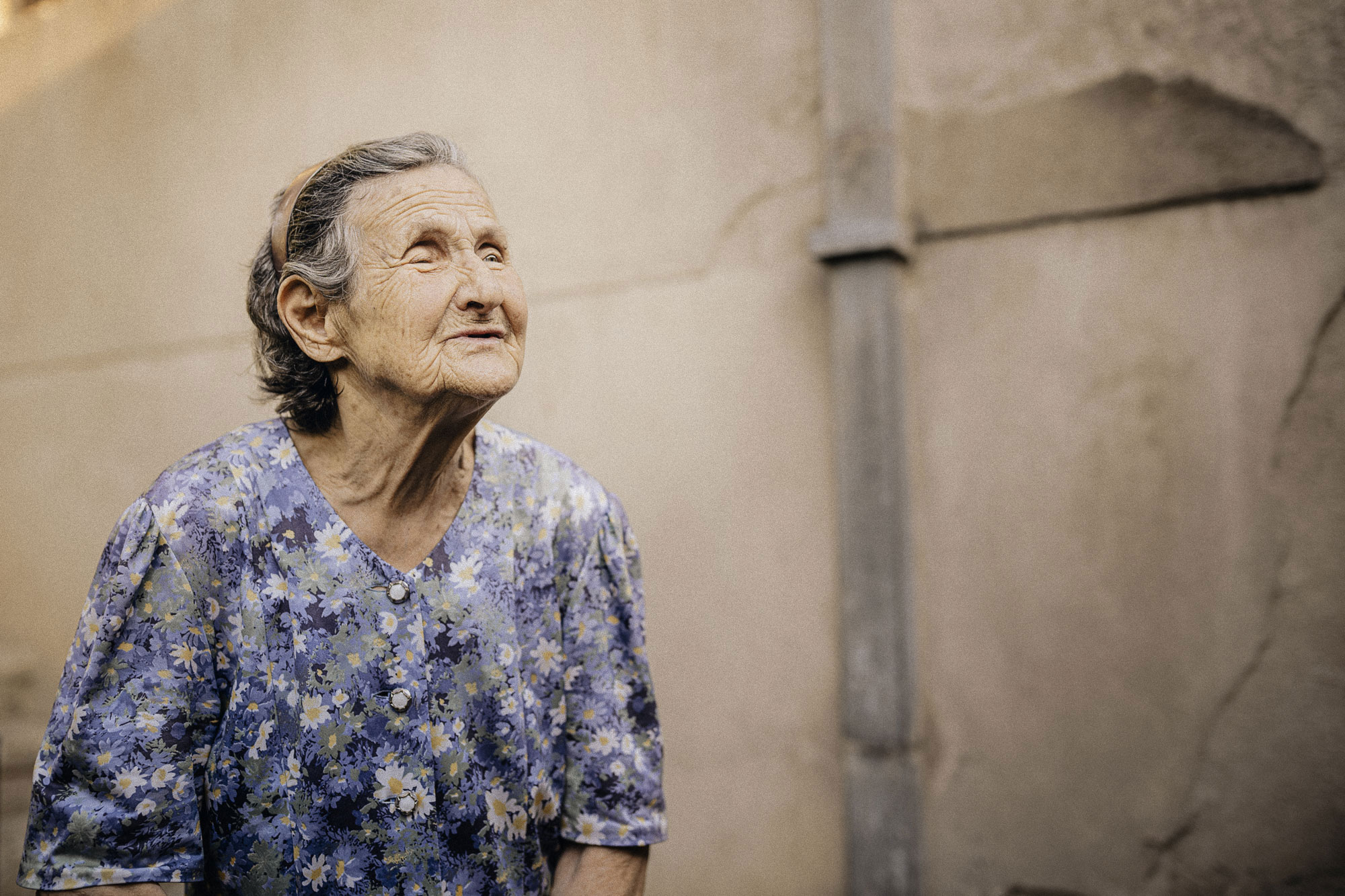 "Varje gång jag ser er tänker jag på Vanesa, hon var så vacker, säger Vanesas farmor Emine till Shpresa, Gazmend och Jon." Foto: David Lundmark