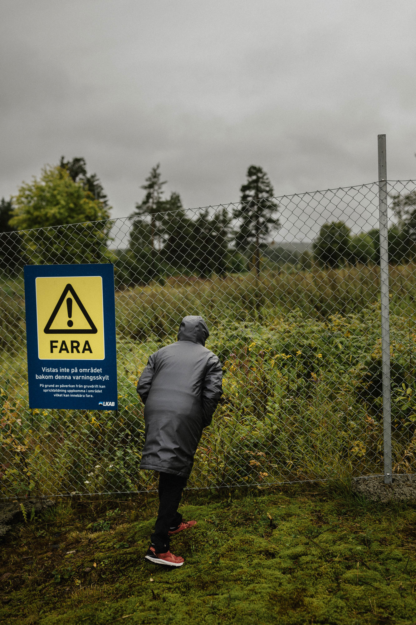Vägarna där Päivi Kääriä promenerade stupar nu rakt ner i avgrunden bakom stängslet. Foto: David Lundmark