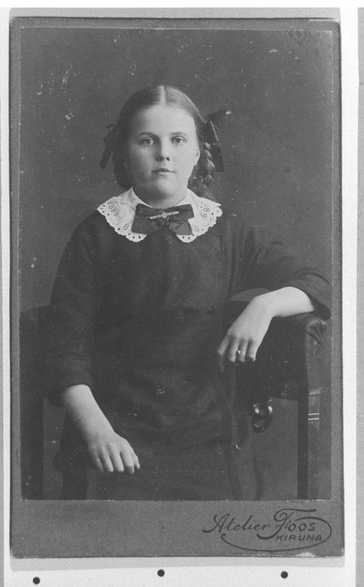 Kiruna Söderberg när hon konfirmerades, kring år 1912. Foto: Atelier Foos